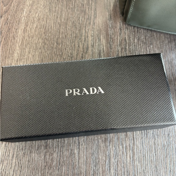 Prada - Picture 8 of 10